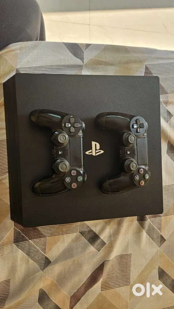 Ps4 pro new jb 12.52 with controller with games in mint condition