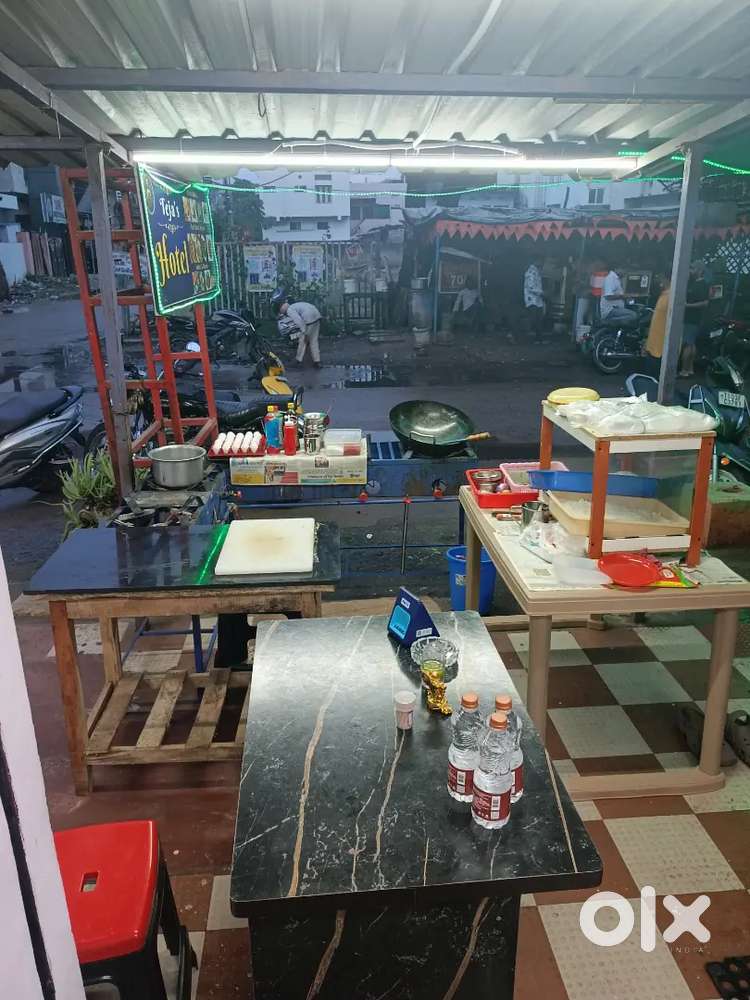 Hotel Tiffin centre &fastfood with alla the equipments and utensils
