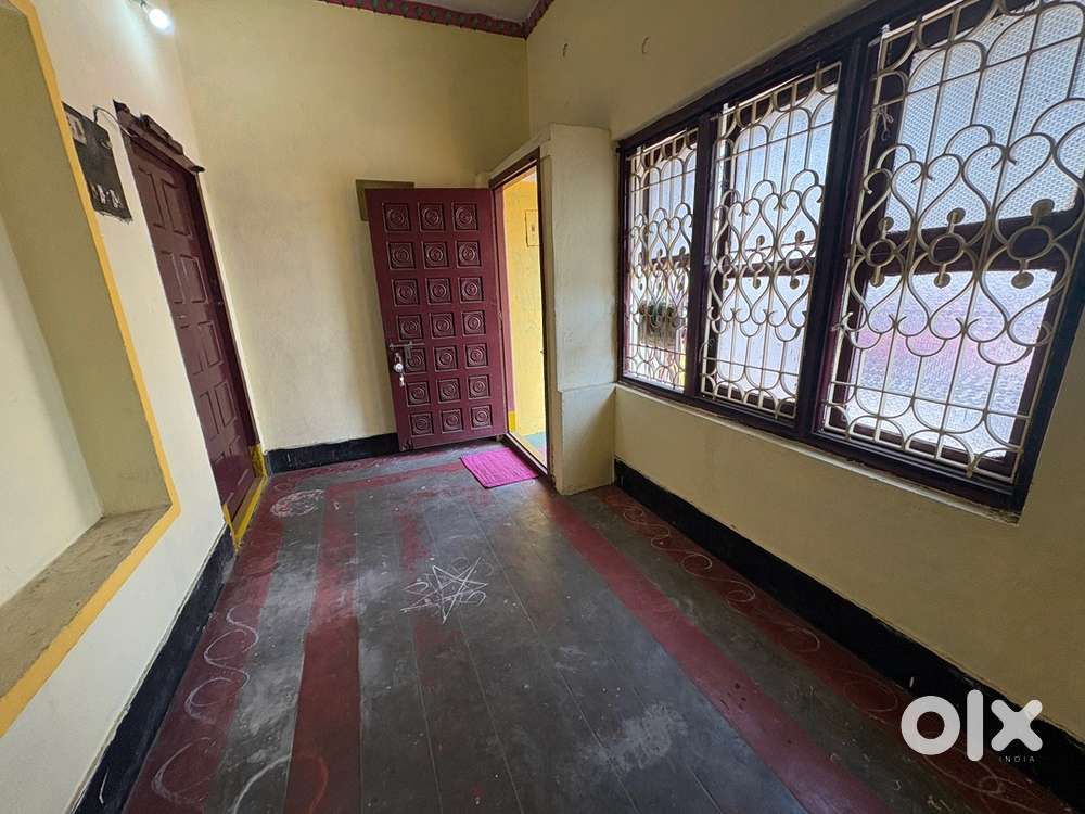 for offices/agencies Main road east facing portion for rent