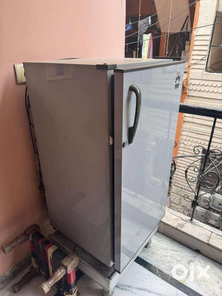 Simple single door fridge