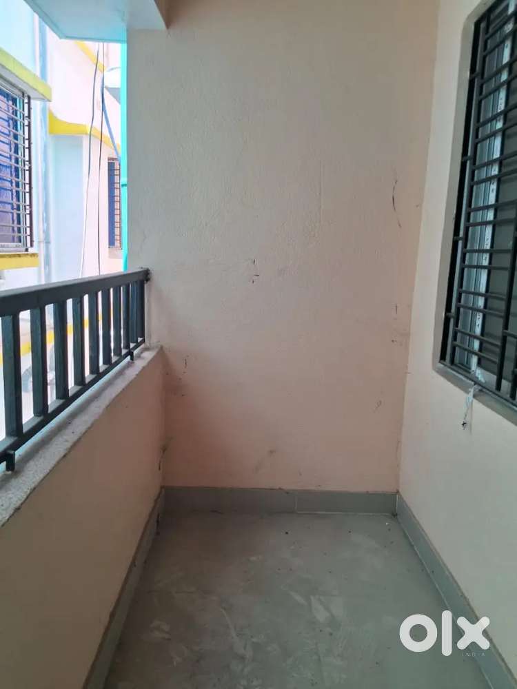 It's a 1 BHK ready to move flat in Khardaha at low price