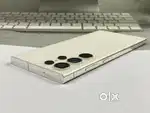 Samsung's galaxy S24 ultr with all accessories