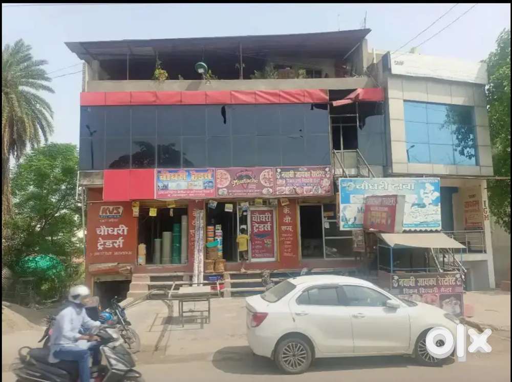 बेसमेंट ऊपर की 2 दुकानें बीच वाली छोड कर ऊपर एक हाल छत पर टीन