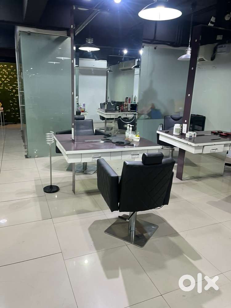 Beauty parlour lady professional needed