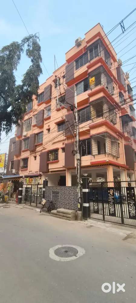 ON ROAD 3BHK ROAD FACING TOLLYGUNGE METRO 2km