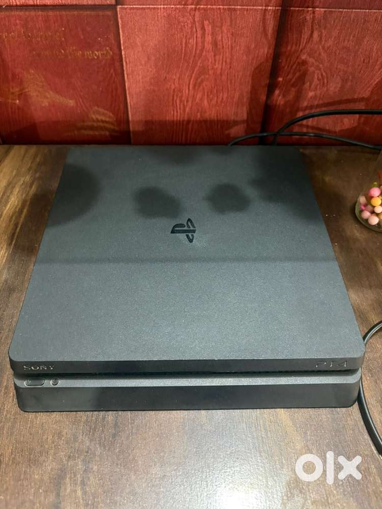 Ps4 slim in excellent condition 1tb with steering wheel with 6 cds