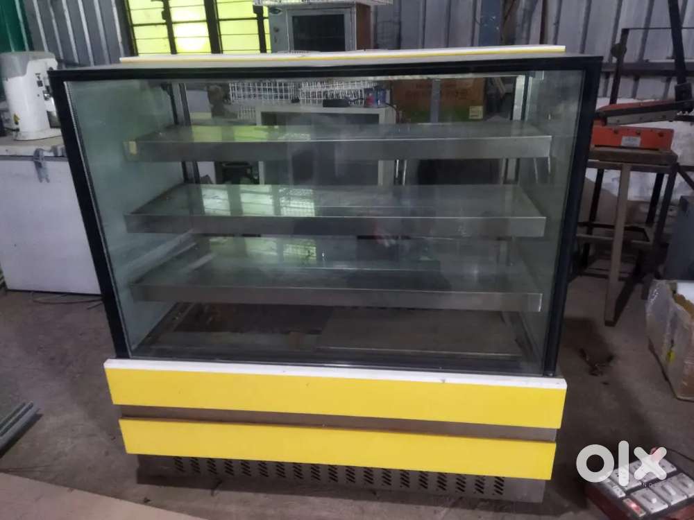 Bakery cooling showcase