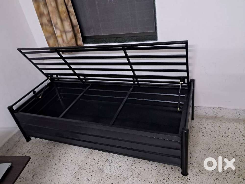 Urgent Metal bed 4 months old