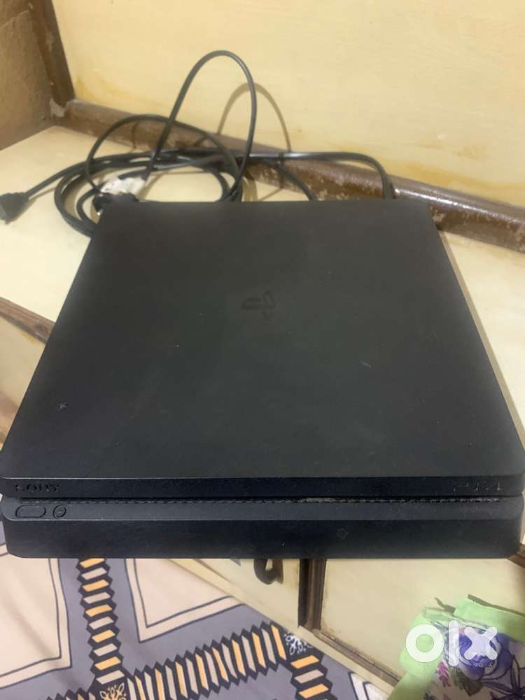 Ps4 slim 500gb with 2 controller and 4 game disc