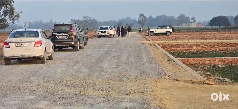 On highway Sultanpur road near Gosaiganj on market