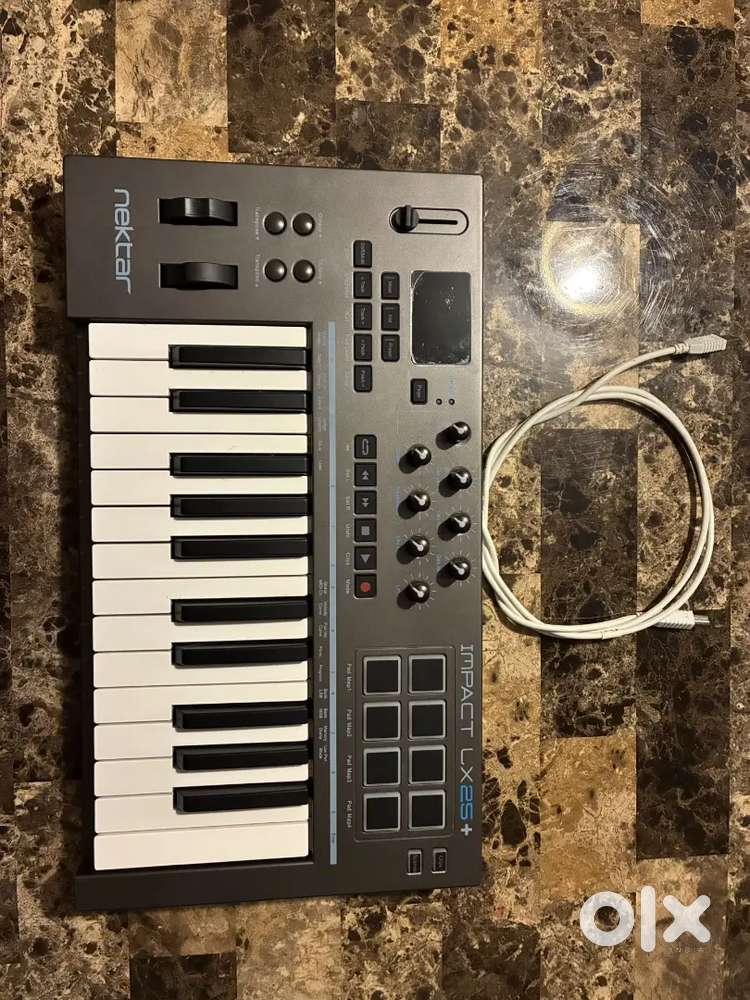FULL SIZE MIDI KEY OARD CONTROLLER