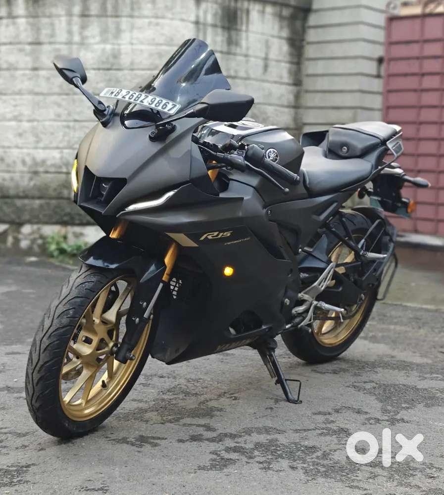 Yamaha R15V4 E-20 quick shifter model bike.