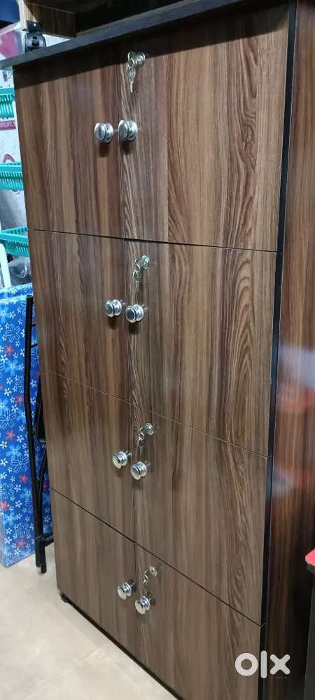 Middle hight almirah