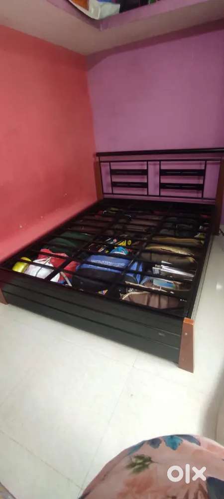 Hydrolic iron bed with storage in mint condition
