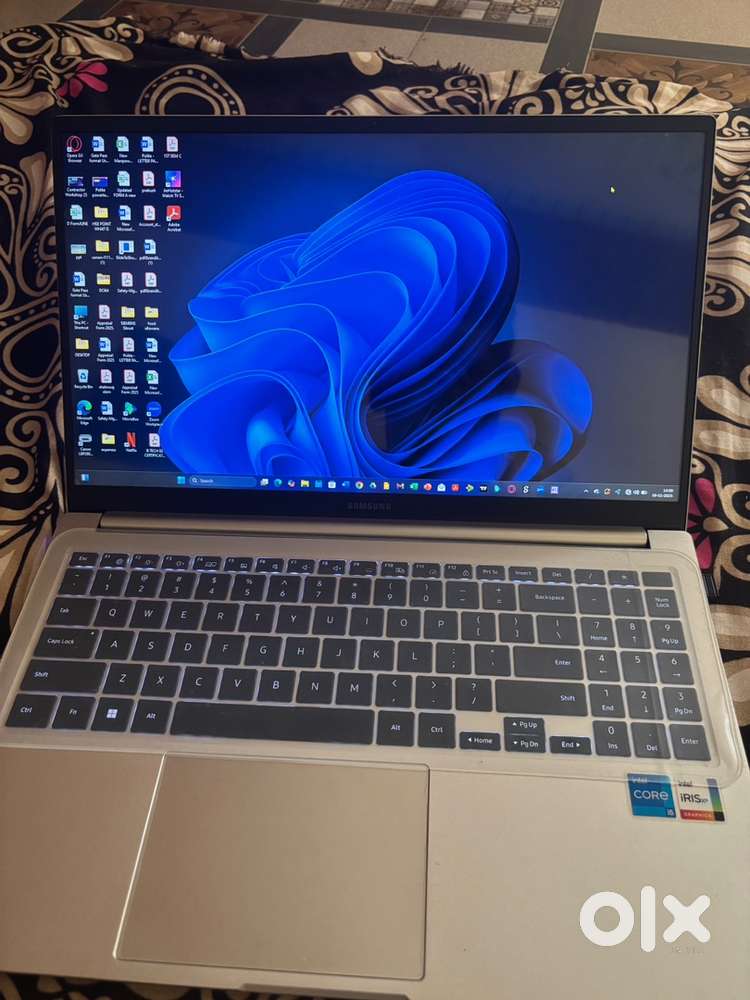 Galaxy book2 8/500Gb i5 12th gen orignal charger and new condition