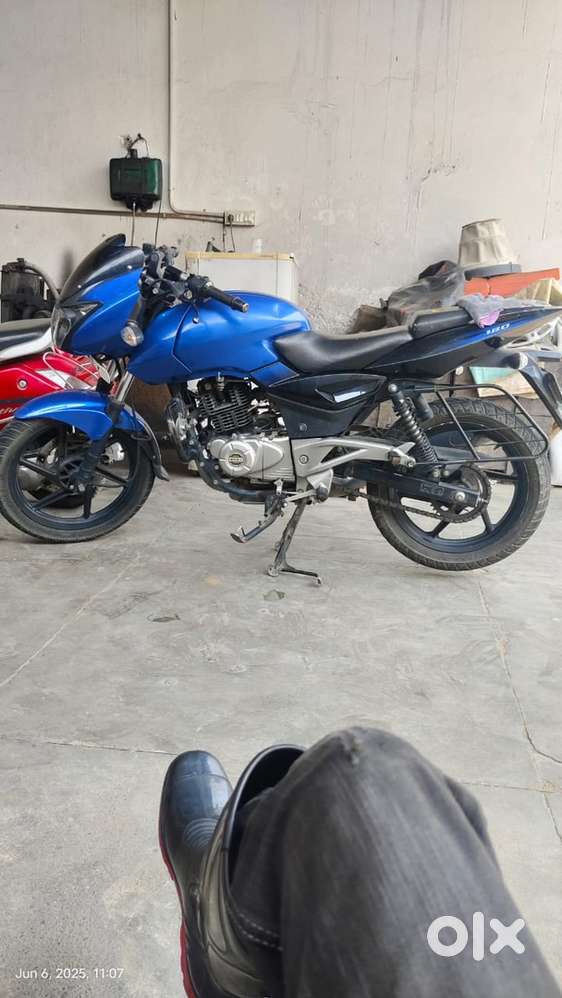 Pulsar 180 blue colour