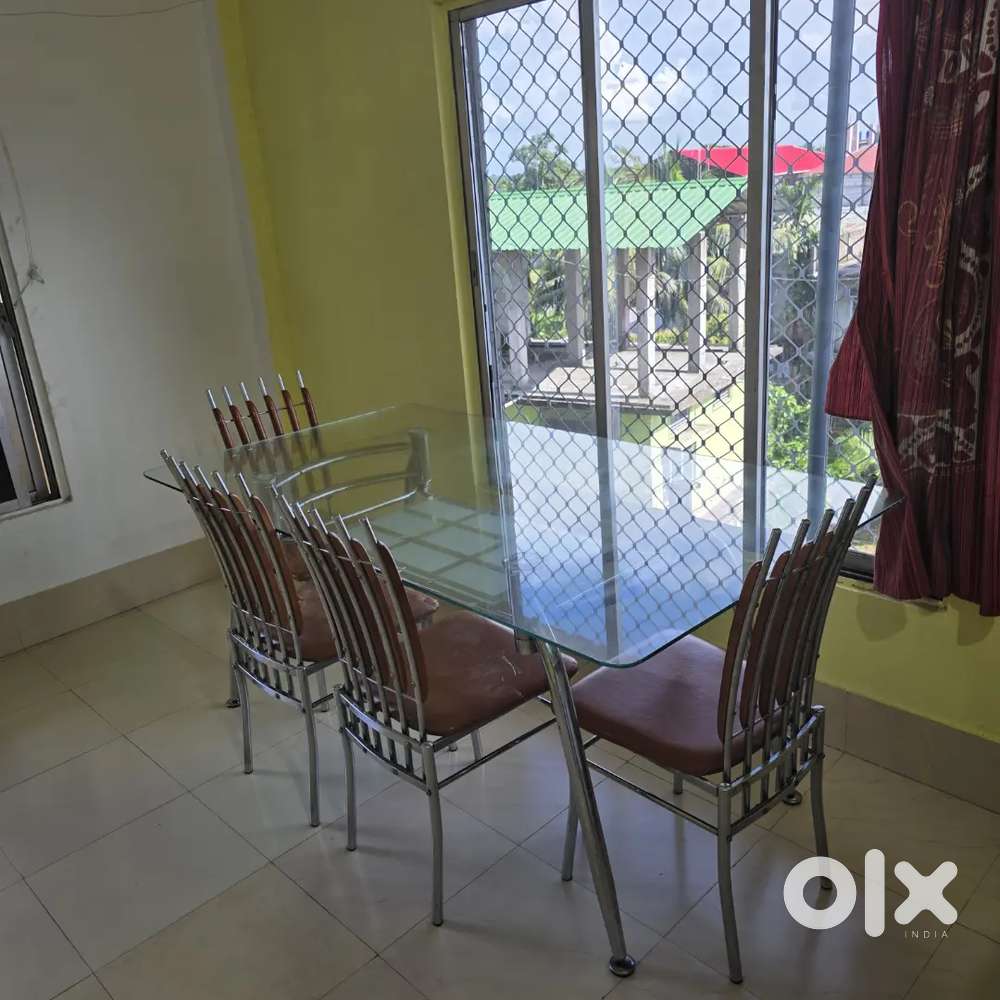 DINNING TABLE WITH 4 CHAIR GOOD CONDITION