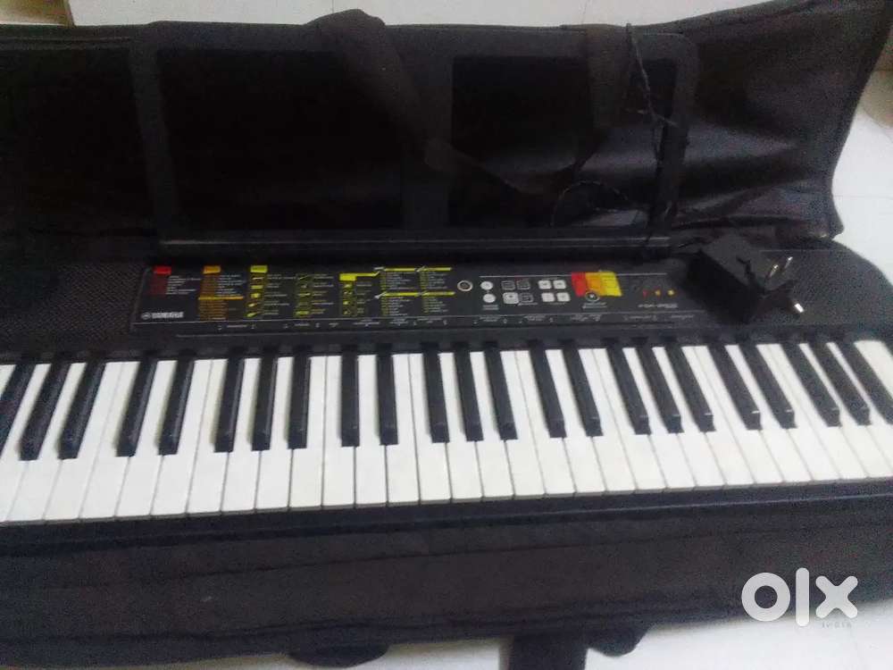 Yamaha piano f52