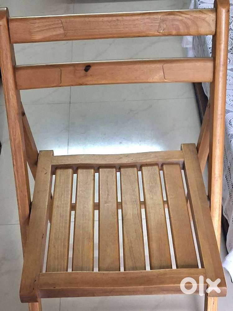 Solid wood foldaɓle chairs at throwaway price