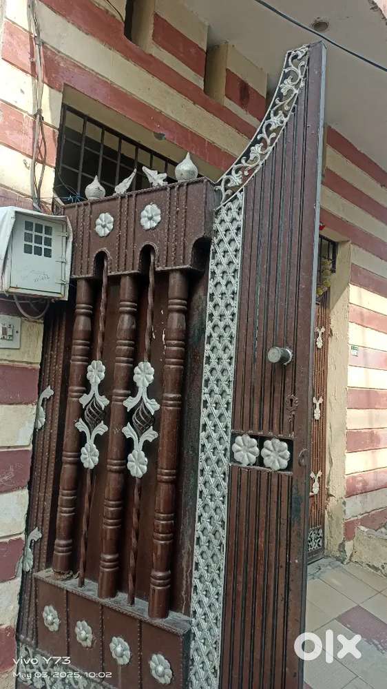 Gate 8/ 2  feet wait. 220 kg