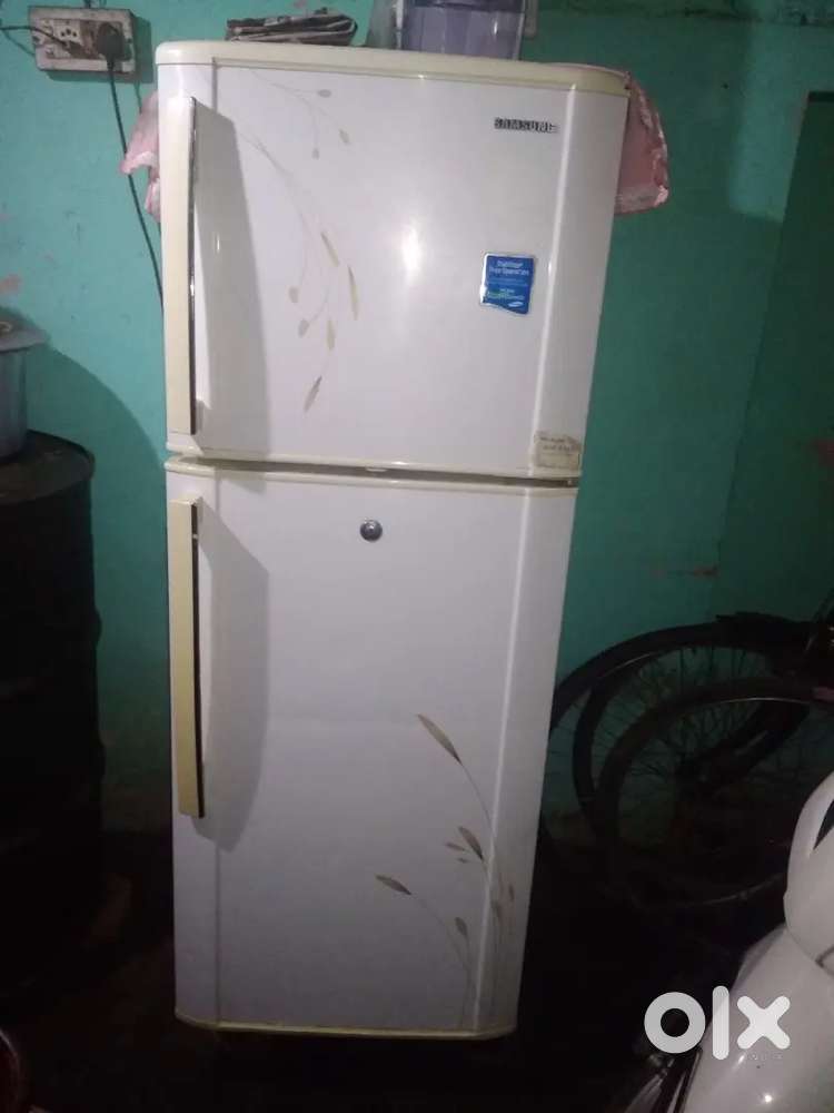 SAMSUNG COMPANY WHITE COLOUR FRIDGE.