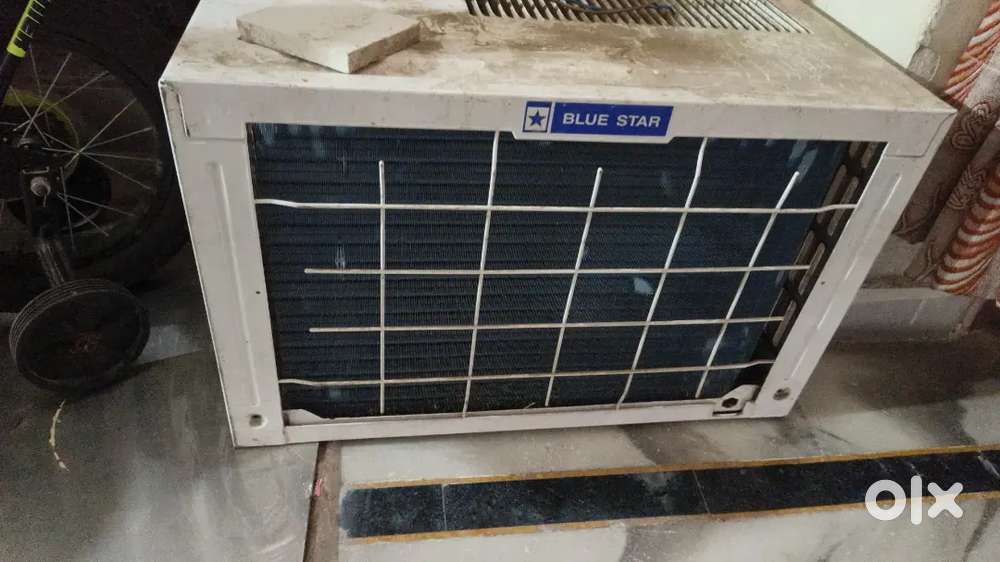 2 Window AC h 1 tan ke  1 Blue star ka h or dusra lyod ka