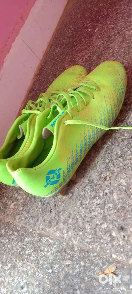 Nivia Encounter football shoes. Size 8