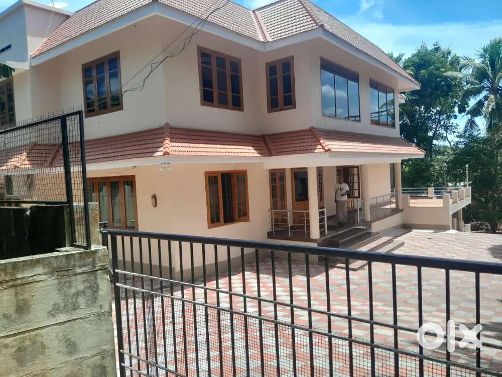 Near sreekaryam jn 26 cent 3000 sqft 5 bhk old house