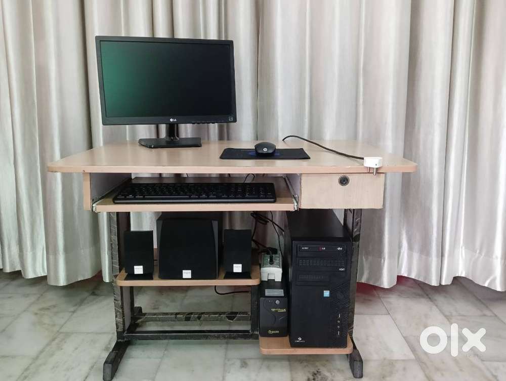 EXCELLENT Condition Desktop Computer with Computer Table