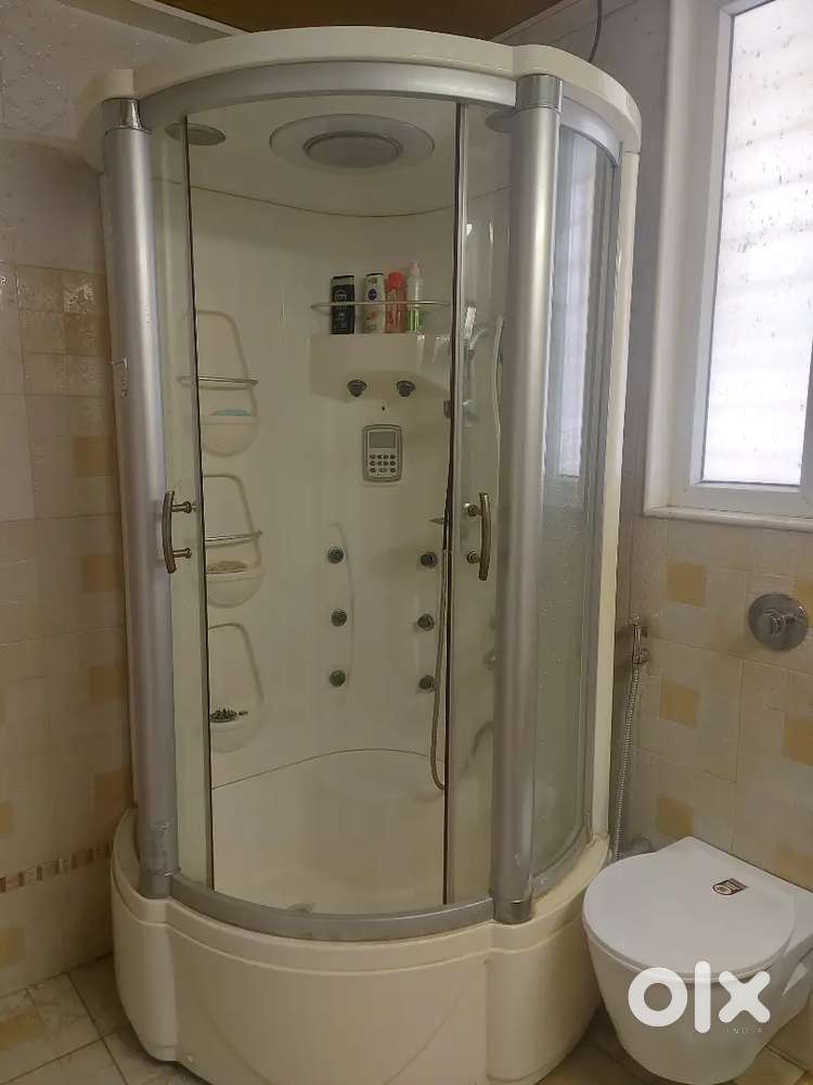 BATH JACCUZXI with in built Geyser music Radio system and fan