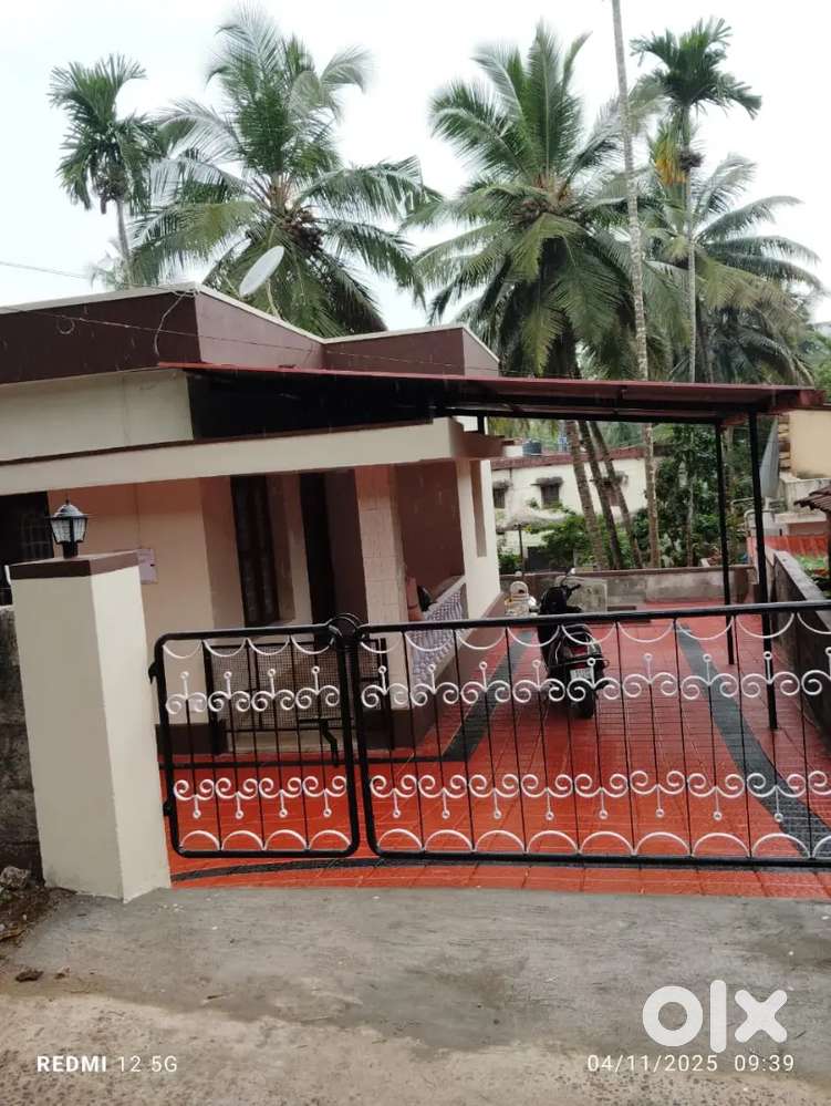Spacious 2BHK house,2-3 car parking,100m from Pandit house Deralakatte