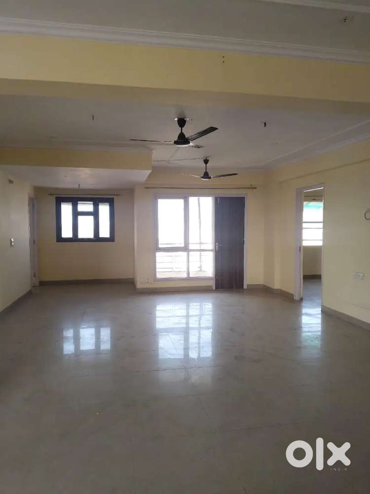 4 BHK 3000 SQ FT SPECIOUS SIZE FLAT ACCORDING TO BIG FAMILY  MAIN ROAD