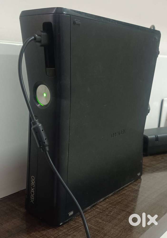 GTA 5 Xbox 360 S with 2 Controllers & 60+ Games (FIFA, COD etc.)