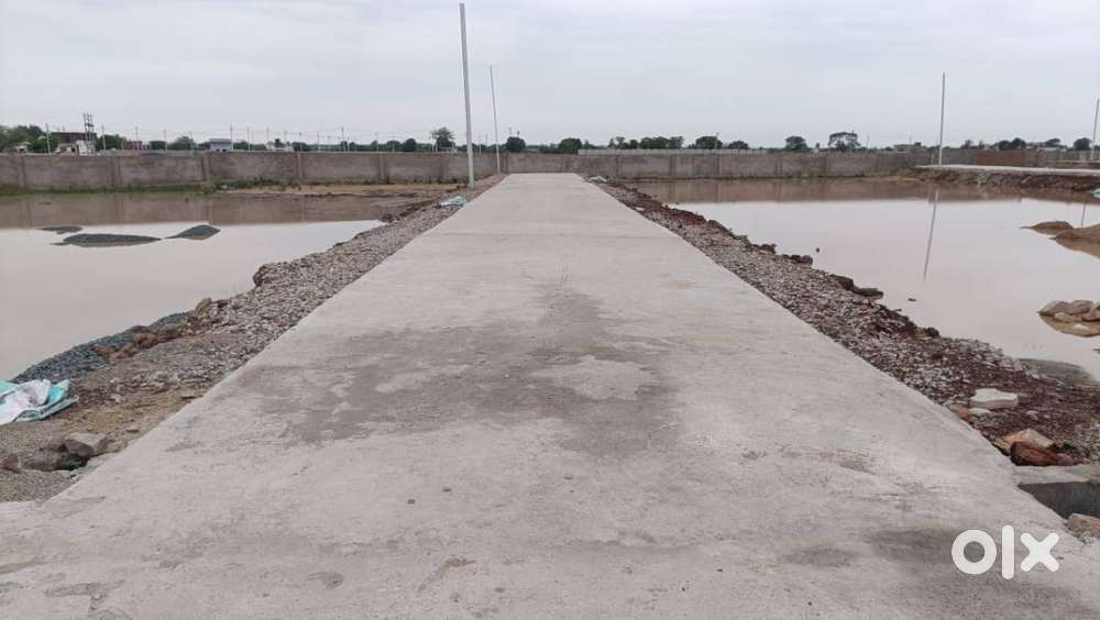 Prime 1000 sqft Plot Near New Airport with Gated Amenities