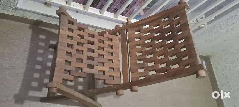 4 WOODEN CHAIRS
