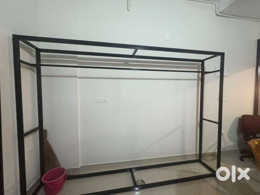 Drssing hanging stand