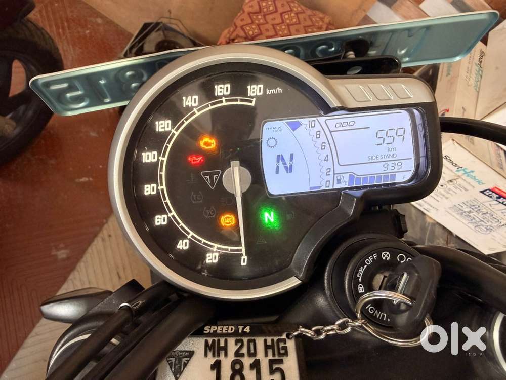 Triumph Speed T4 Pearl Black-April 2025 model