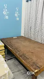 Solid ply bed with wooden pawas.