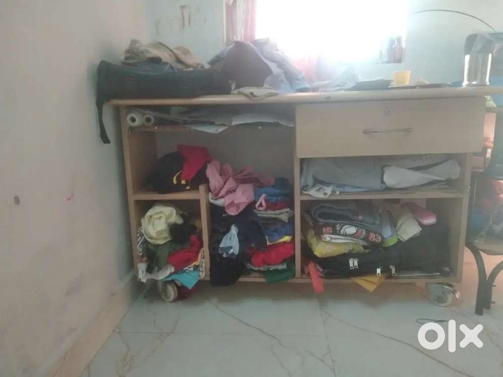 Computer table urgent sell at negotiable price