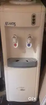Hot and cold water dispenser