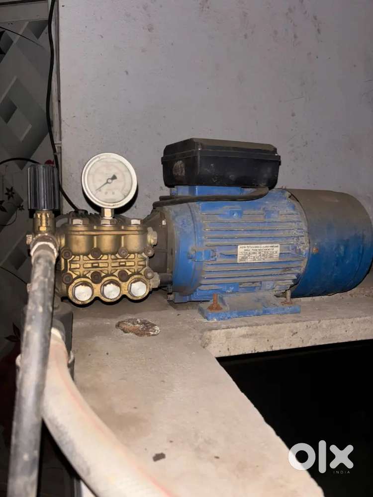 Water servicing machine