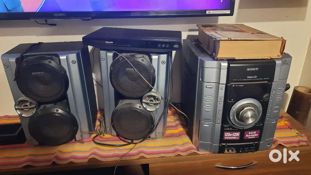 Sony hi fi system RV 22 with speakers and DVD player