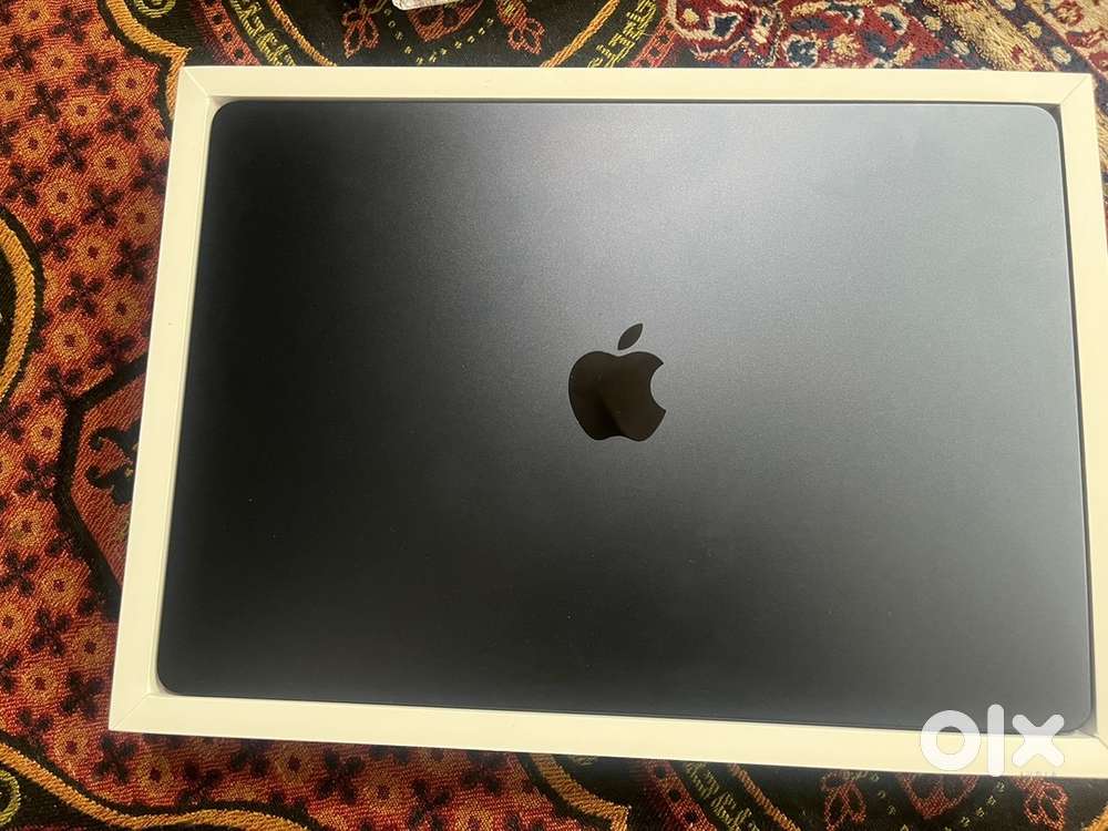 Macbook Air M4 15 inch (Non - activated) only box open
