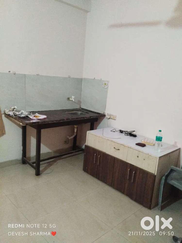 I want a female room partner