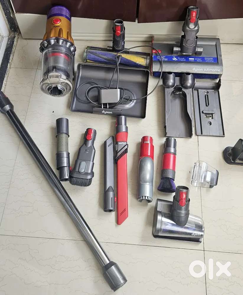 Dyson V12S Dry & Wet Vaccum Cleaner with extra accessories
