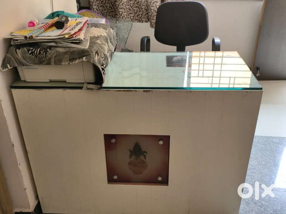 Glass top heavy built table premium table with chair in new condition