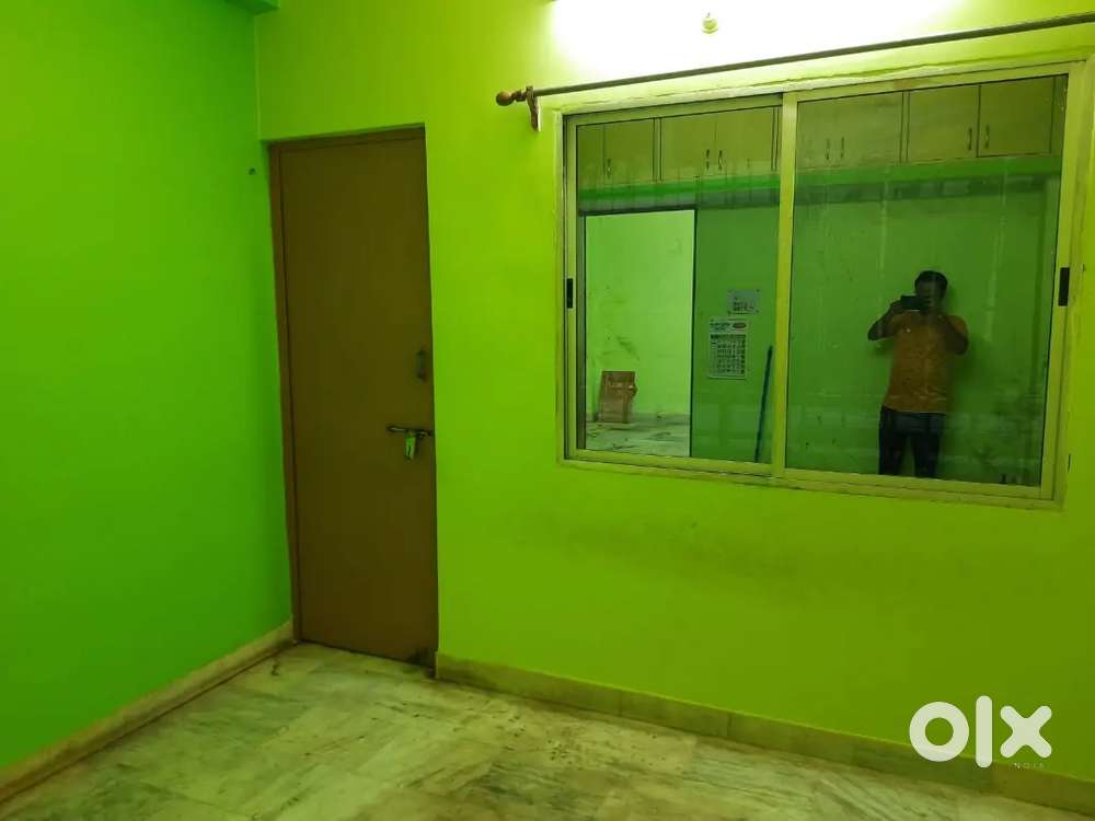 01 room toilet bathroom attached.