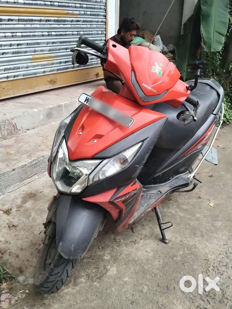 Red colour 1 hand scuty engine ok condition pepar ok