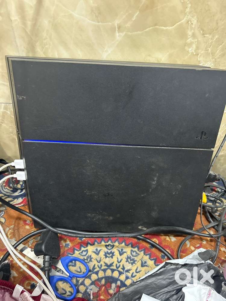 PS4 console with 2 remote