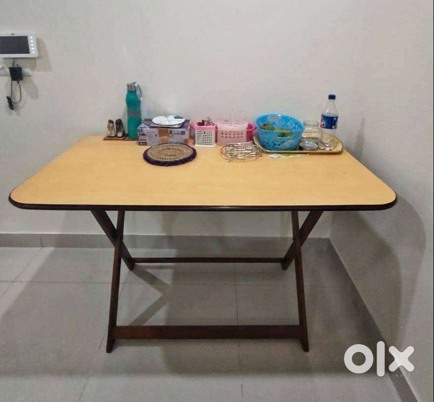 4-6 Seater Dining Table in Excellent Condition